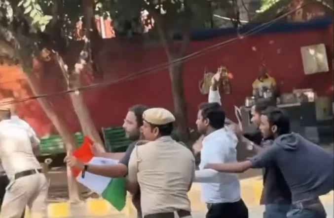 ভারতের দিল্লিতে যন্তর মন্তরে লোহার গেট ও পুলিশের ব্যারিকেড টপকে বিক্ষোভ, আটক আশুতোষ-সৌরভসহ নেতাকর্মীরা (ভিডিও)